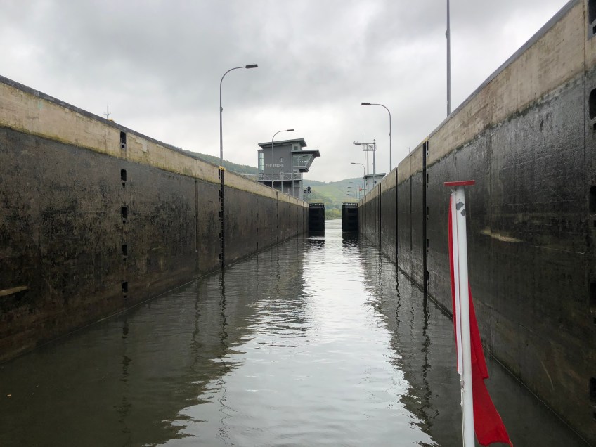 Die Schleuse öffnet sich langsam