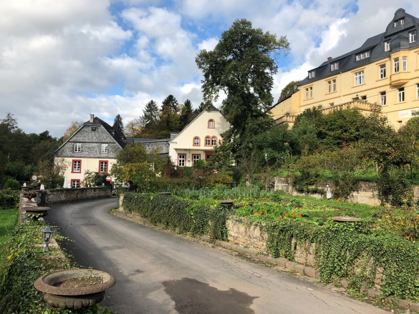 Blick zur Gaststätte und dem Biergarten
