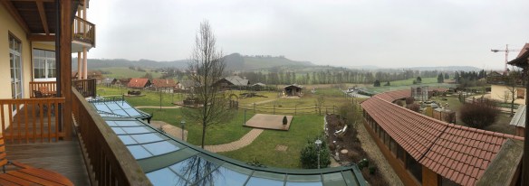 Panoramablick vom Hotelzimmer im Landhaus über die Hotelanlage zu den Weinbergen