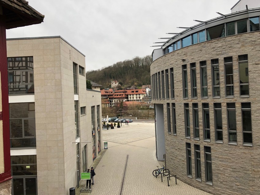 Blick zum Kocher (rechts: VR-Bank)