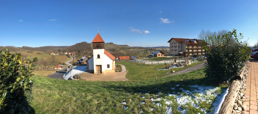 Hotelanlage mit Kapelle und Landhaus