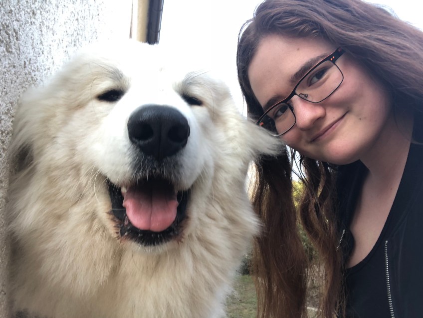 Bella mit großer Menschenschwester