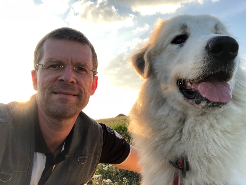 Ein großer Mensch und seine wunderbare Pyrenäenberg-Bella