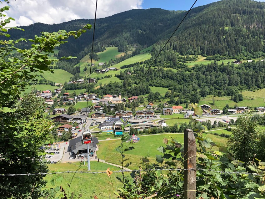 Bad Kleinkirchheim – Seilbahn und Blick zur Therme "Römerbad"