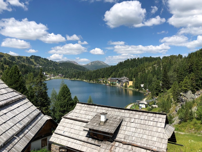 Aussicht von der "Mei Zeit"-Terrasse auf den Turracher See und das Seehotel "Jägerwirt"