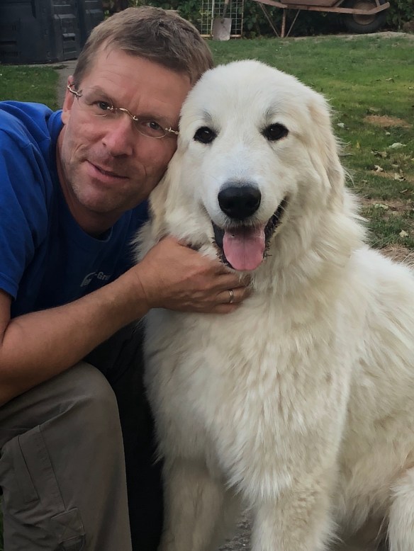 Mein großer Mensch und ich, die Bella (ich bin die mit dem schönen champagnercremeweißfarbenen Pyrifell!)