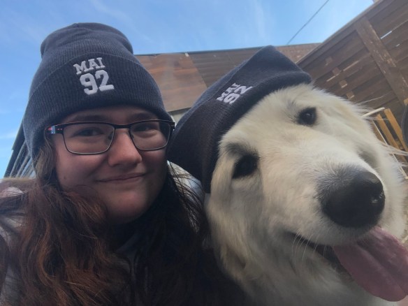 Die lustige Bella, ihre große Menschenschwester und zwei Mützen