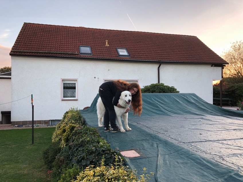 Und das bin ich mit meiner großen Menschenschwester – ich bin riesig!