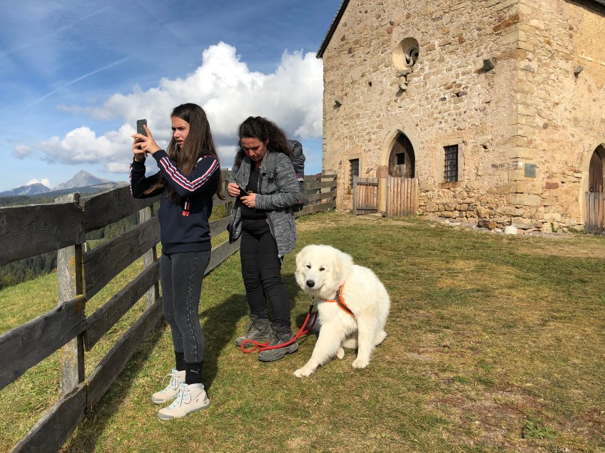Drei Mädchen an der Kirche Langfenn