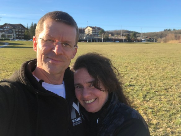 Spaziergang über die Wiesen an den Weinbergen. Im Hintergrund die Hotelanlage „Sonnenhof“