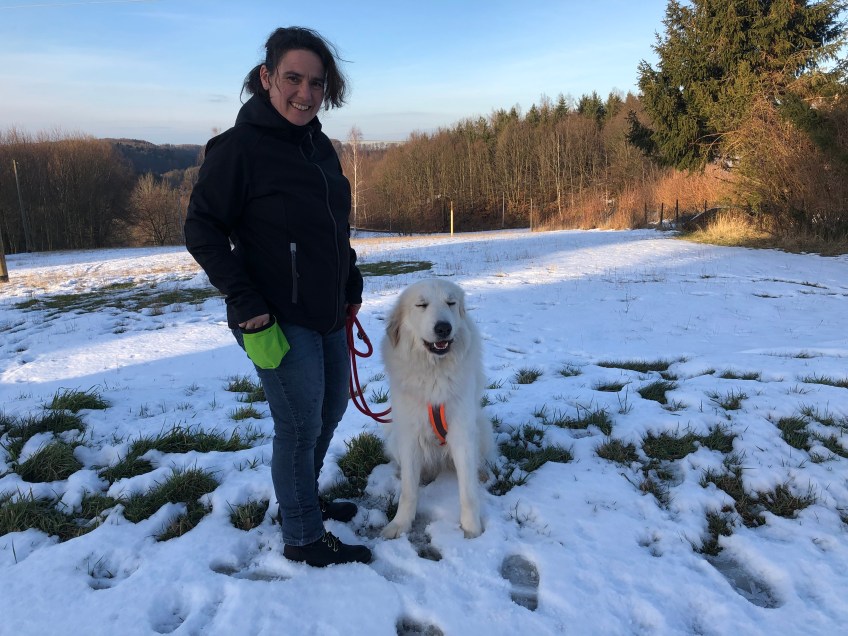 Meine große Menschin und ihre Bella auf der vollgeschneeten Fedwiese
