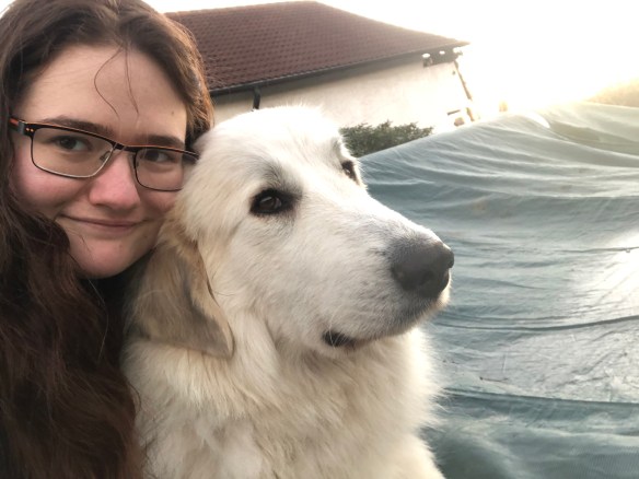 Mit meiner großen Menschenschwester an meinem Pool