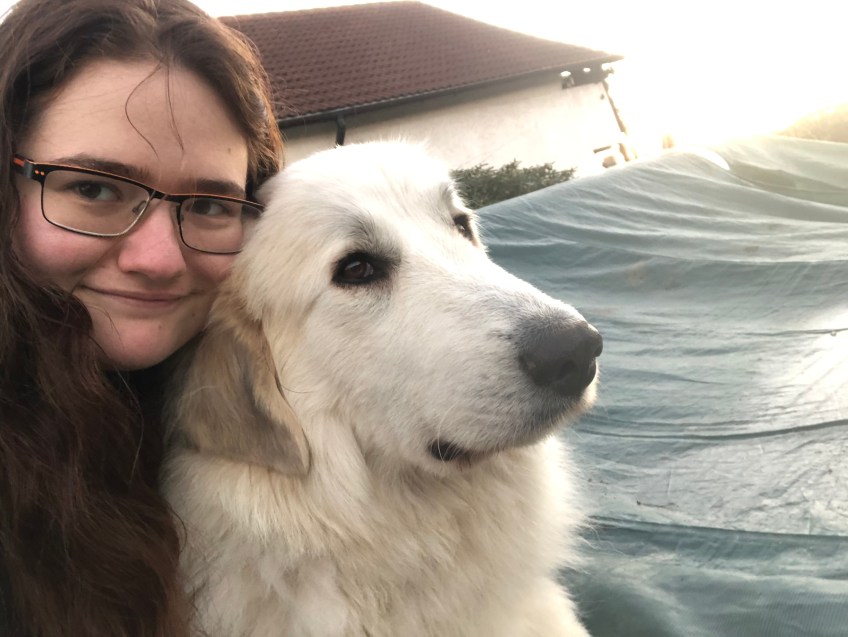 Mit meiner großen Menschenschwester an meinem Pool