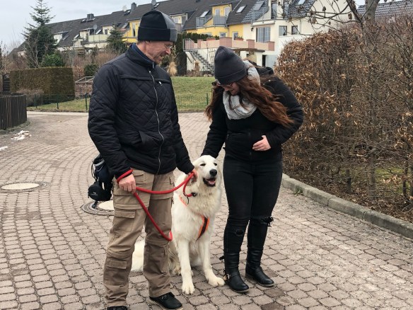 Der große Mensch, die Bella und ihre große Menschenschwester im Wohngebiet