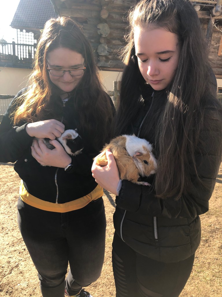 Alex & Jessi mit den Meerschweinchen