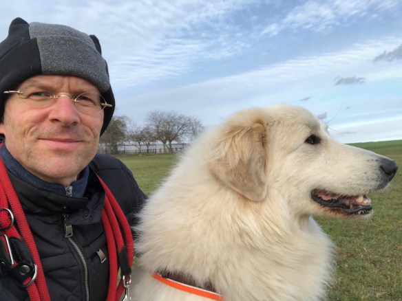 Mein großer Mensch und seine Bella-Pyri-Prinzessin beim Spaziergang auf der großen Feldwiese