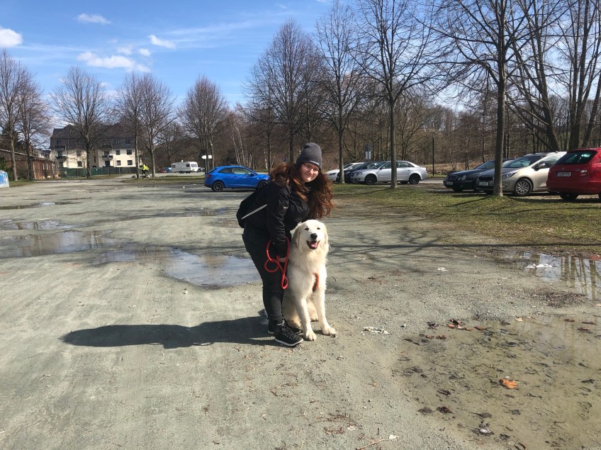 Mit meiner großen Menschenschwester am Treffpunkt auf dem Parkplatz am Wasserschloß Klaffenbach