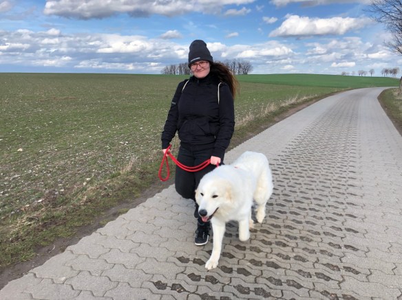 Die Bella wandert mit ihrer großen Menschenschwester bergauf …