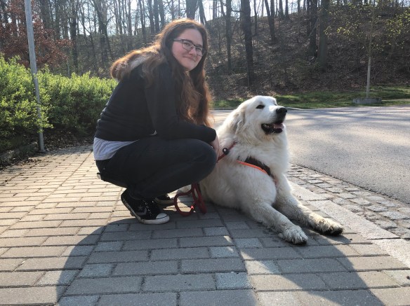 Die Bella macht eine Pause mit ihrer großen Menschenschwester
