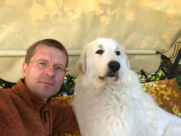 Mit meinem großen Mensch auf der Hollywoodschaukel