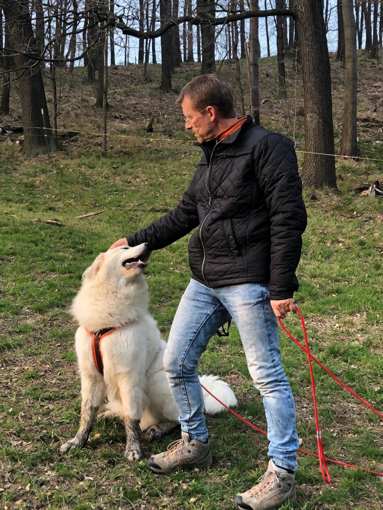 … und mit seinem großen Mensch auf der großen Wiese. Die Bella mag was futtern.
