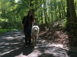 Die Bella mit ihrer großen Menschenschwester auf dem Heimweg im Stadtpark