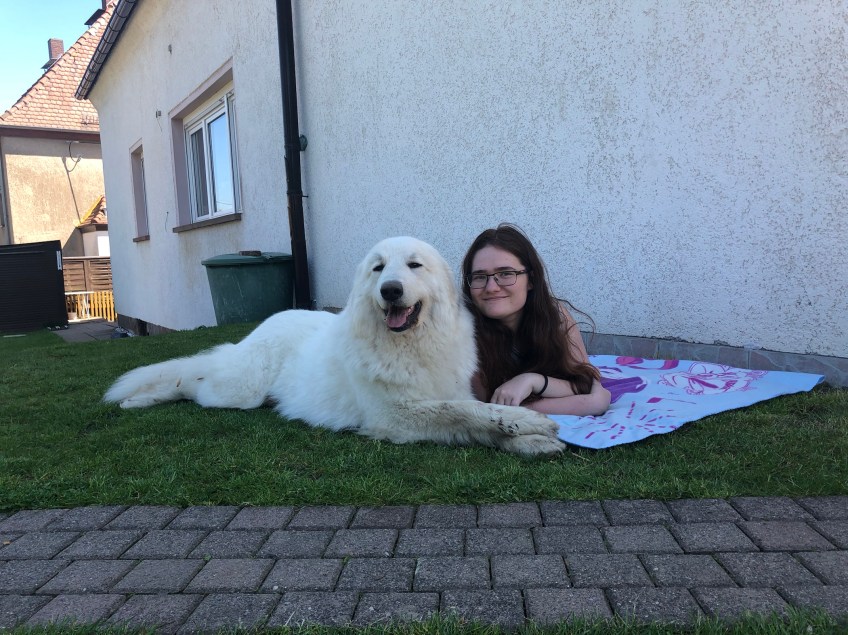 Mit meiner großen Menschenschwester im Garten kuscheln