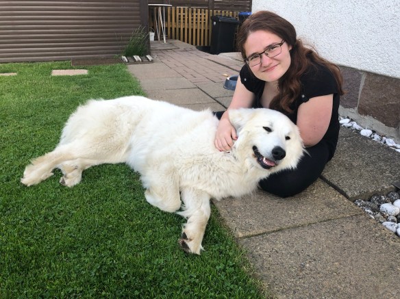 Die Bella kuschelt mit ihrer großen Menschenschwester in ihrem Garten