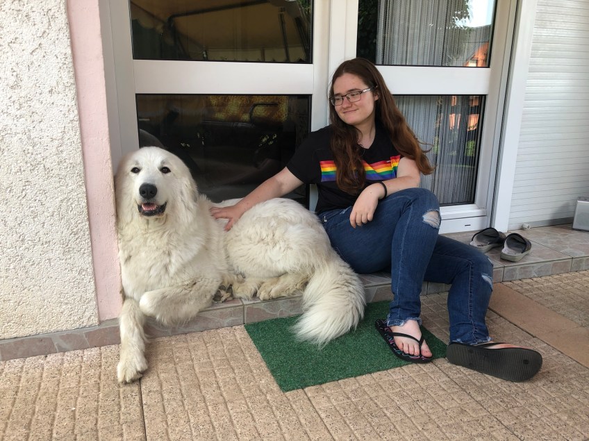 Mit meiner großen Menschenschwester auf meiner Terrasse