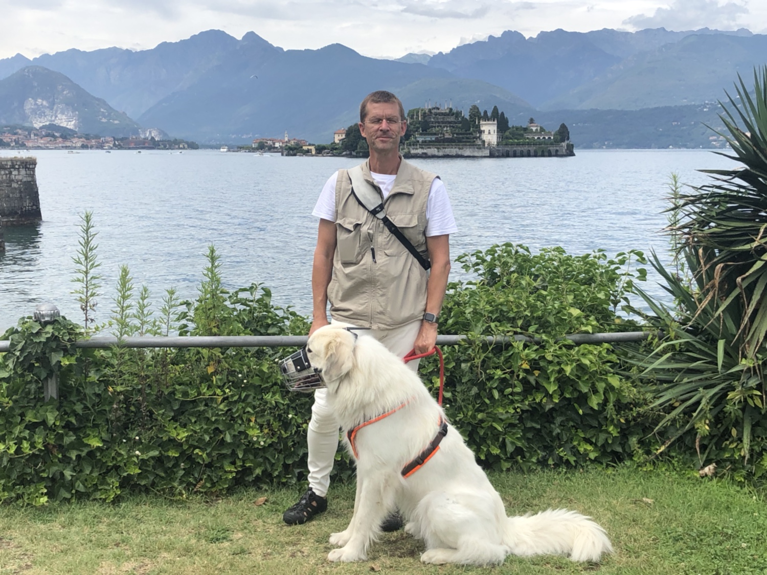 Mein großer Mensch und seine Bella in Stresa am See. Im Hintergrund die Insel ist nach mir benannt – Bella, Isola Bella!