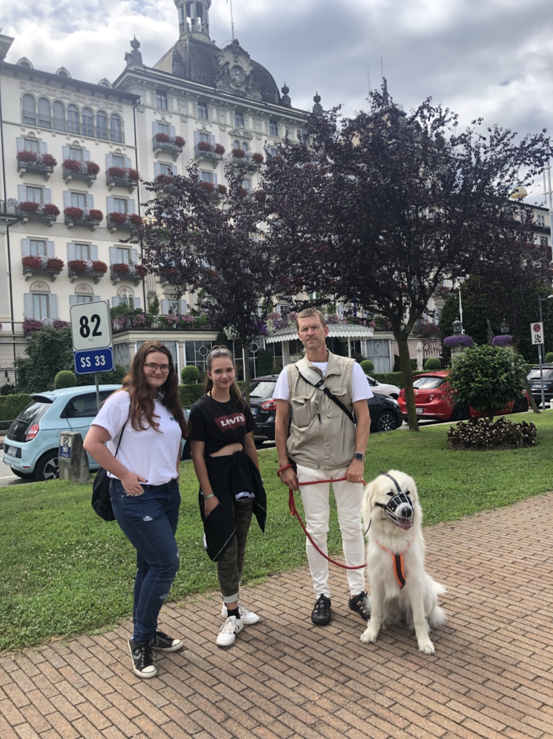 Die Bella mit ihren Menschen in Stresa an der Uferpromenade