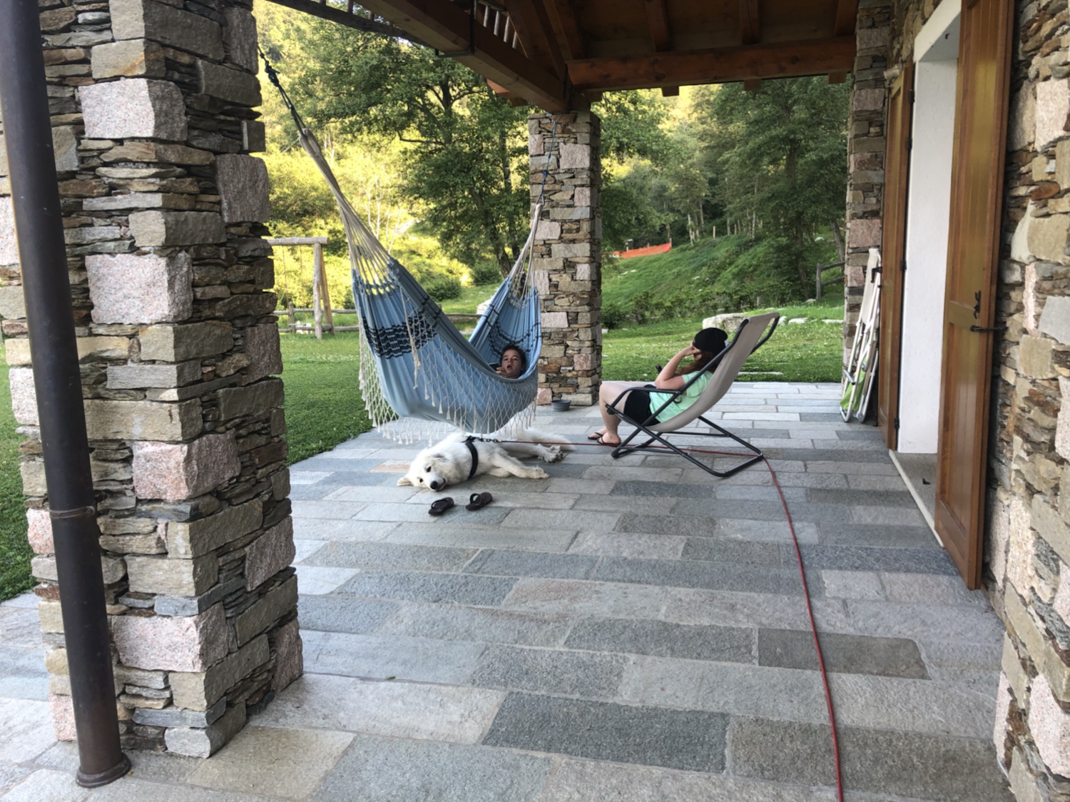 Mit meinen Menschenschwestern auf der Terrasse