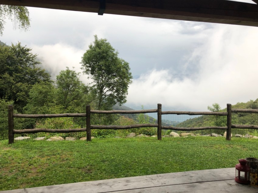 Die Wolke schiebt sich von Süden über den See den Berg hinauf