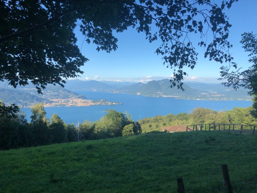 Blick auf Verbania, die Isola Madre und den Lago Maggiore beim Abendspaziergang