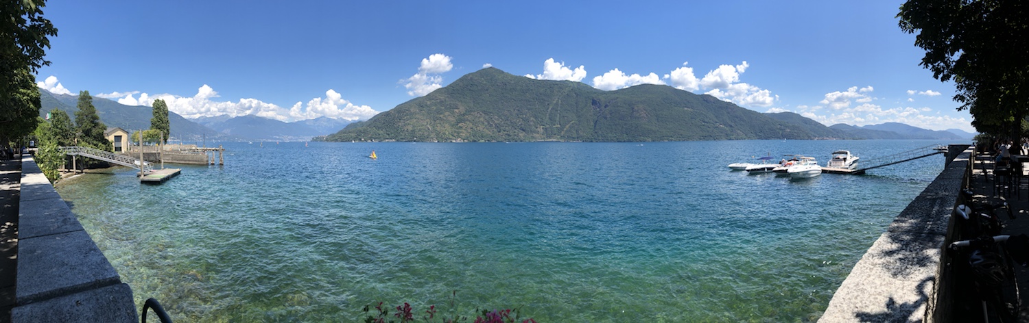 Panorama an der Uferpromenade über den See