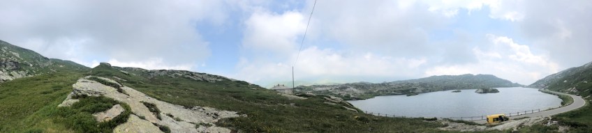 Auf dem San Bernardino mit Blick über den Laghetto Moesola