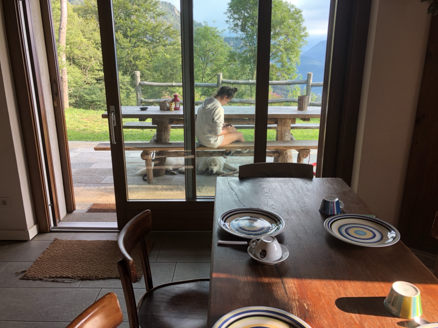Mit meiner kleinen Menschenschwester vor dem Frühstück auf der Terrasse