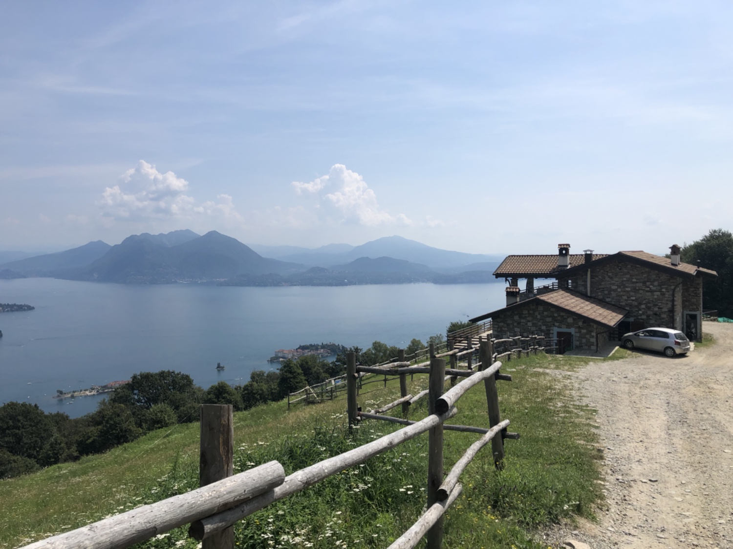 Leider geschlossen, das „l‘Ordin“, dennoch ein traumhafter Blick über den Lago