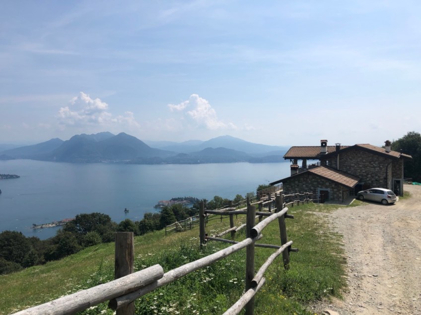 Leider geschlossen, das „l‘Ordin“, dennoch ein traumhafter Blick über den Lago