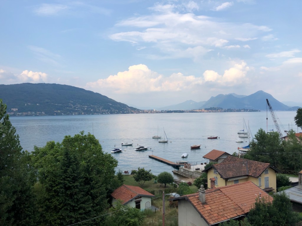 Vom Parkdeck des Lago Maggiore Center über den See geschaut