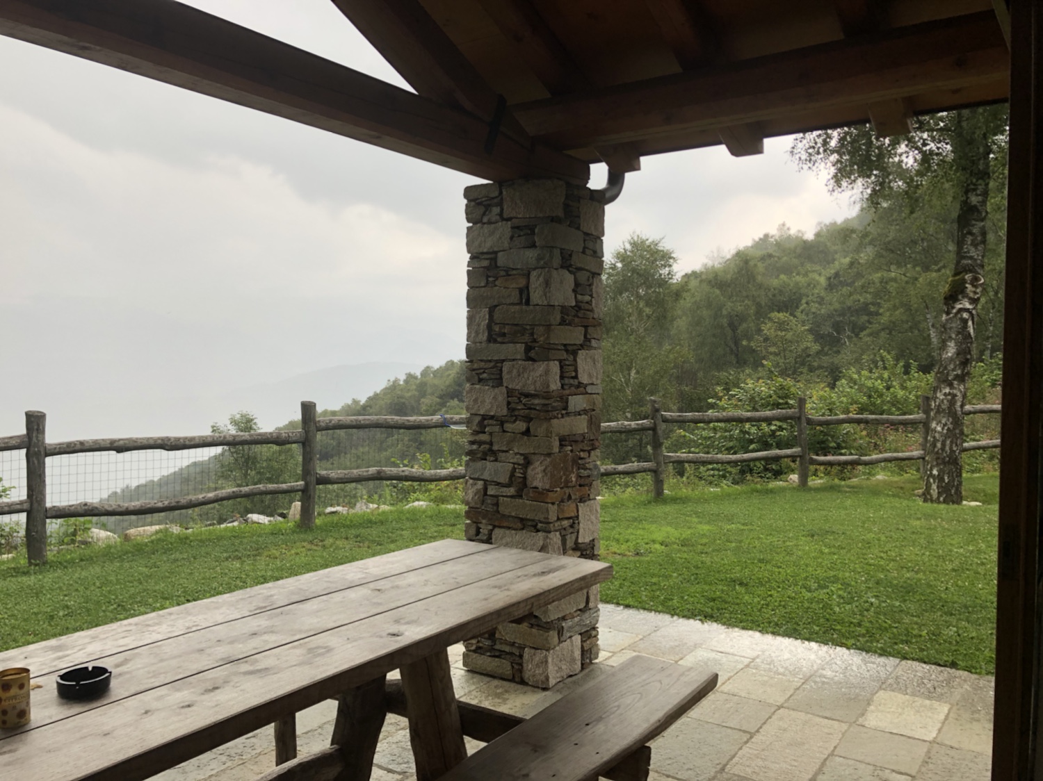 Regen und graue Wolken über dem Lago