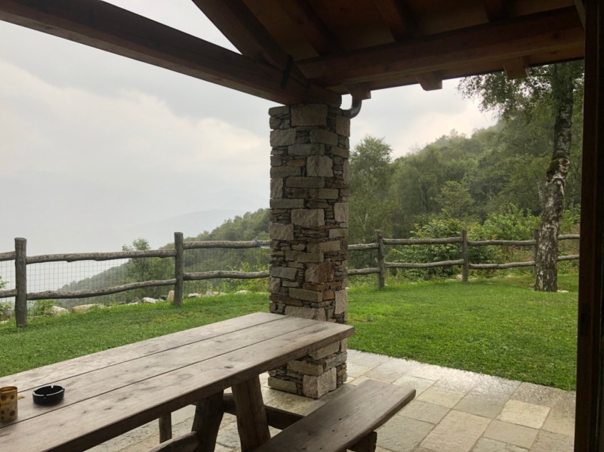Regen und graue Wolken über dem Lago