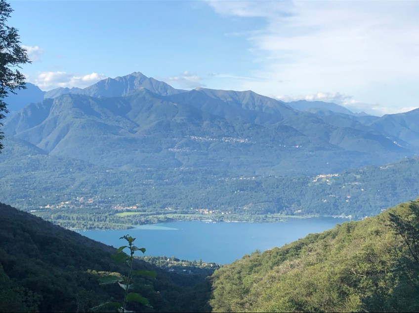 Einletzter Blick auf den Lago Maggiore und die Berge