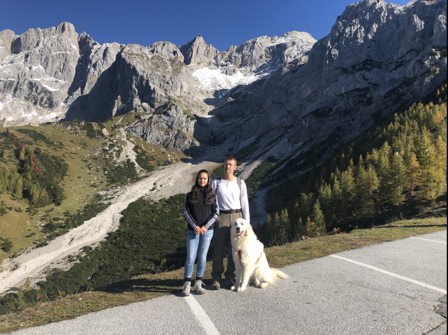 Am Parkplatz zur Seilbahn. Im Hintergrund die Bergstation Hunerkogel 82.687m) und die Südwandhütte (1.910 m)