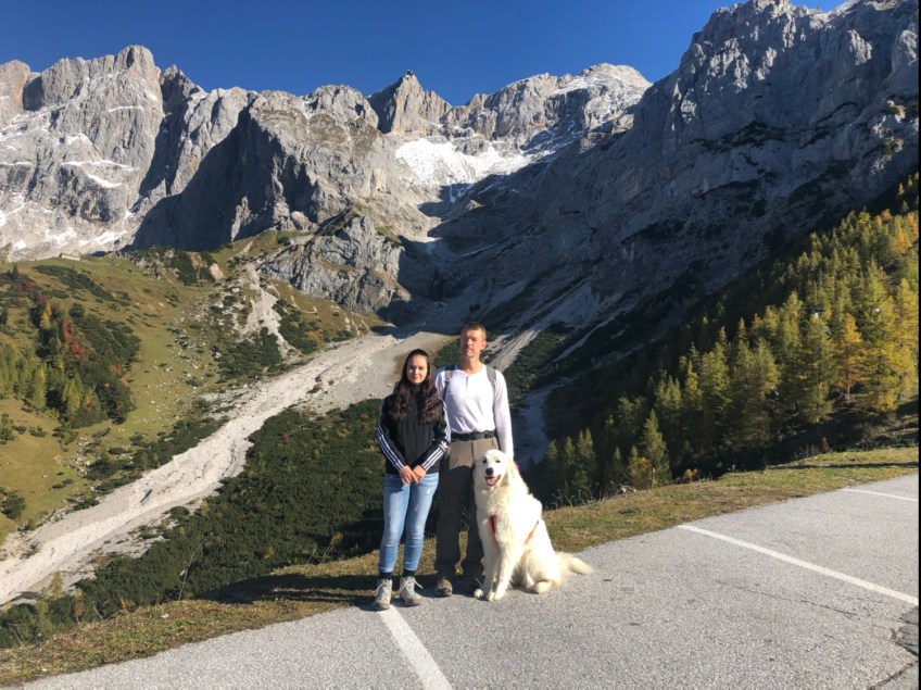 Am Parkplatz zur Seilbahn. Im Hintergrund die Bergstation Hunerkogel 82.687m) und die Südwandhütte (1.910 m)