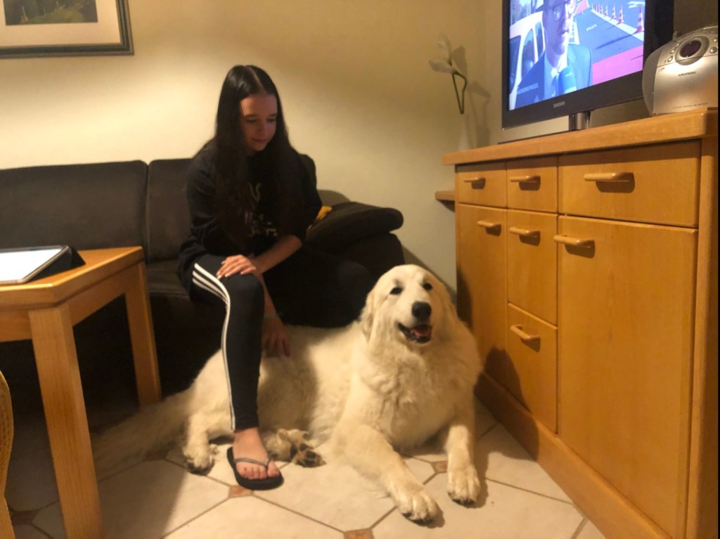 Mit meiner kleinen Menschenschwester im Wohnzimmer