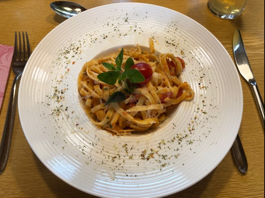 Tagliatelle mit Tomatensoße und Mozarella
