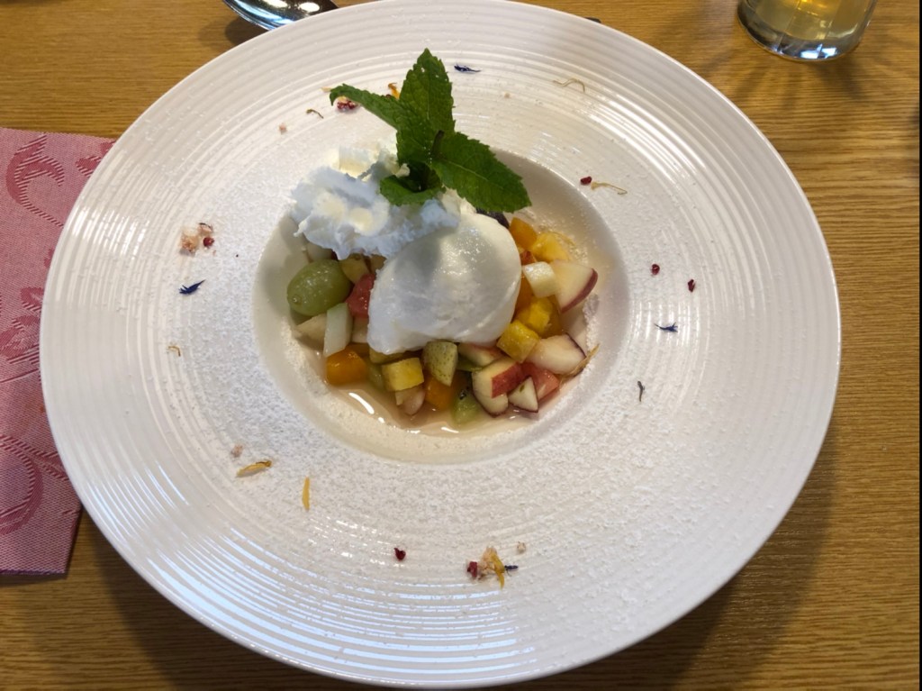 Obstsalat mit Zitronensorbet und Obers