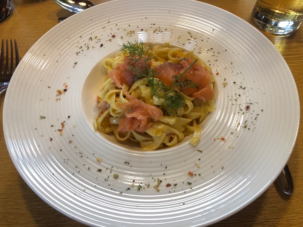 Selbergemachte Pasta mit gelber Paprika, Zucchini, Obers und Räucherlachs