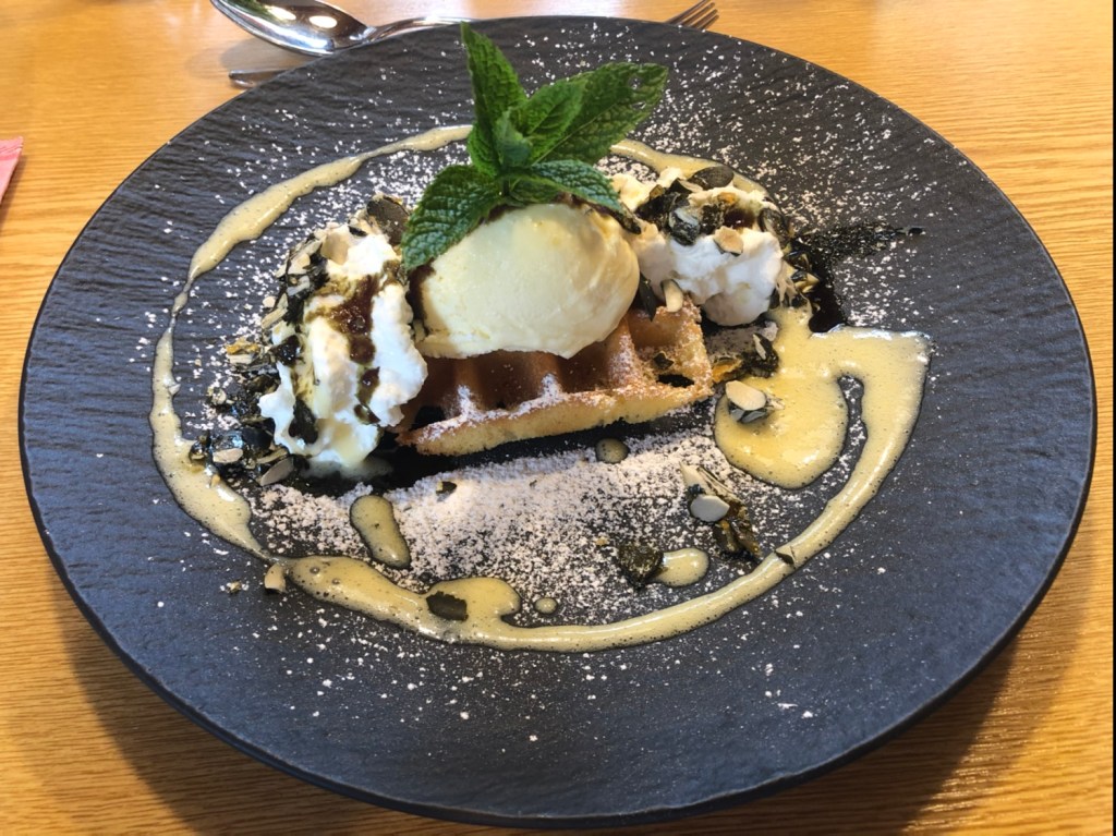 Steirawaffeln mit Vanilleeis, Kernöl und Obers